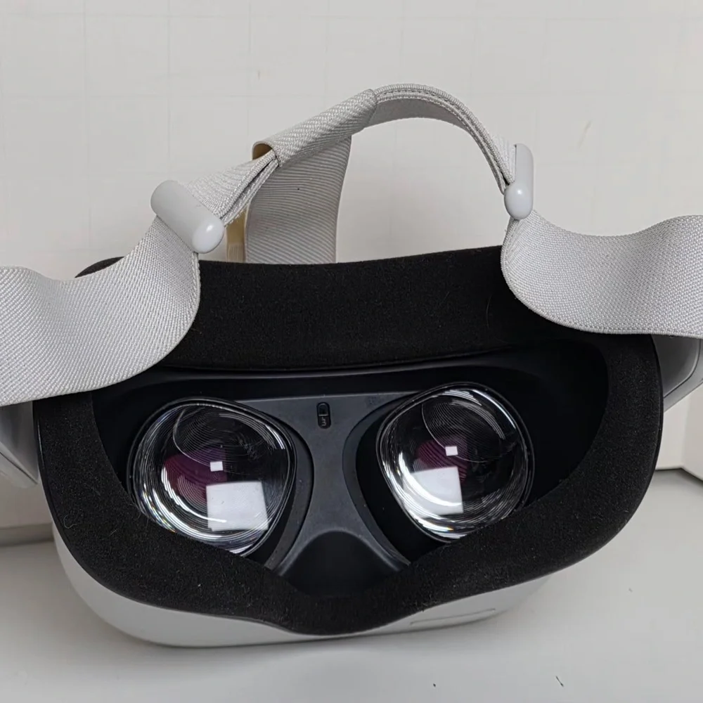 MetaQuest 2 VR Headset Only for Parts / Repair Powers On As-Is